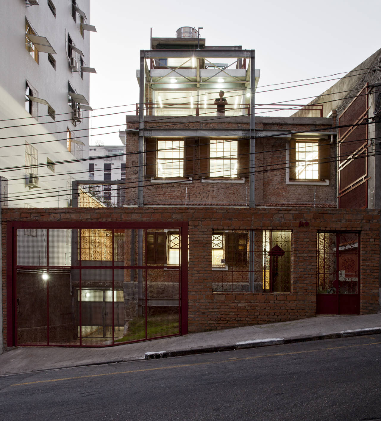 Casa Marília realizzata a San Paolo, in Brasile, dallo studio SuperLimão, vincitore della categoria Riconversione (Re-Use). Photo by Maira Acayaba©