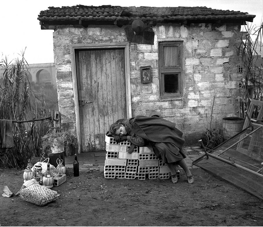 ”Il tetto” by Vittorio De Sica, 1956. Photo G.B.Poletto / Archivio Storico del Cinema / AFE